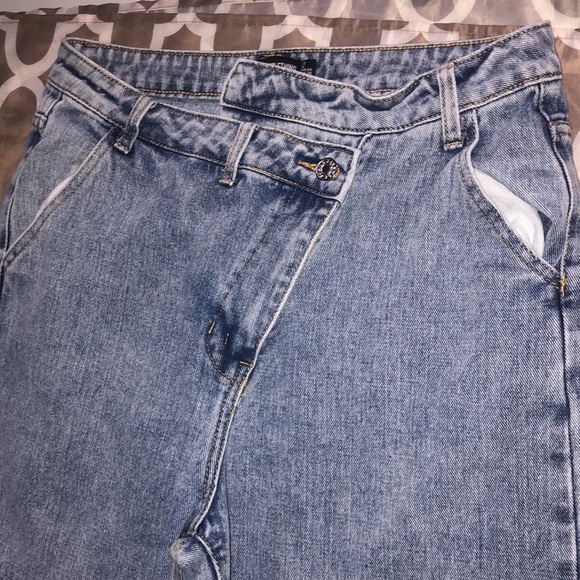 Light Blue Wash Asymmetric Waistband Jeans - Picture 5 of 10